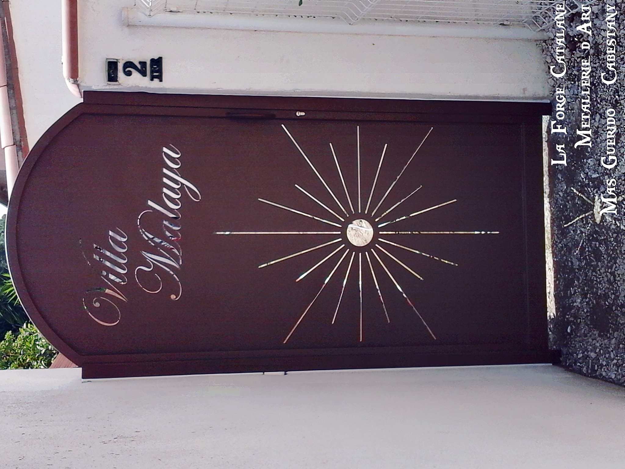 porte tole decoupe laser inscriptions et soleil rouille forge catalane.jpg